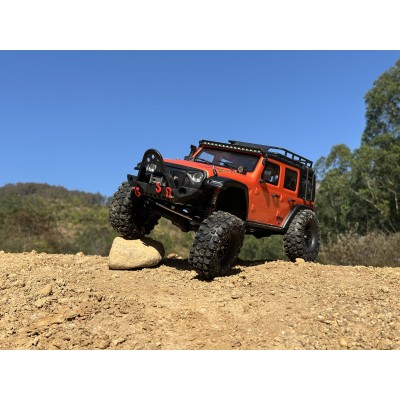 DF models DF-04S PRO BL brushless crawler, LED osvětlení, elektrický naviják, 2st. převodovka, uzávěrky diff 1:10. Oranžová.