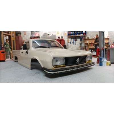 Čirá karoserie PEUGEOT 504 včetně příslušenství, licencovaná