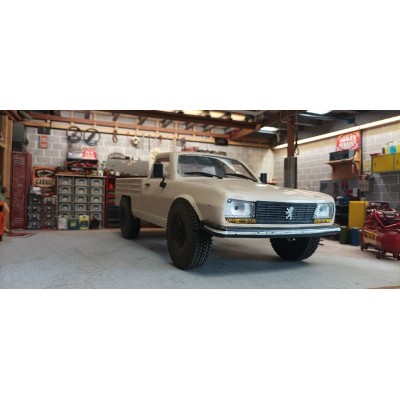 Čirá karoserie PEUGEOT 504 včetně příslušenství, licencovaná