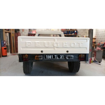Čirá karoserie PEUGEOT 504 včetně příslušenství, licencovaná