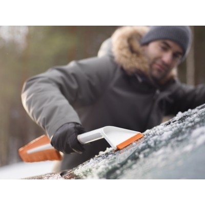 Škrabka na autoskla FISKARS 9cm/67cm 2v1 na led +smetáček